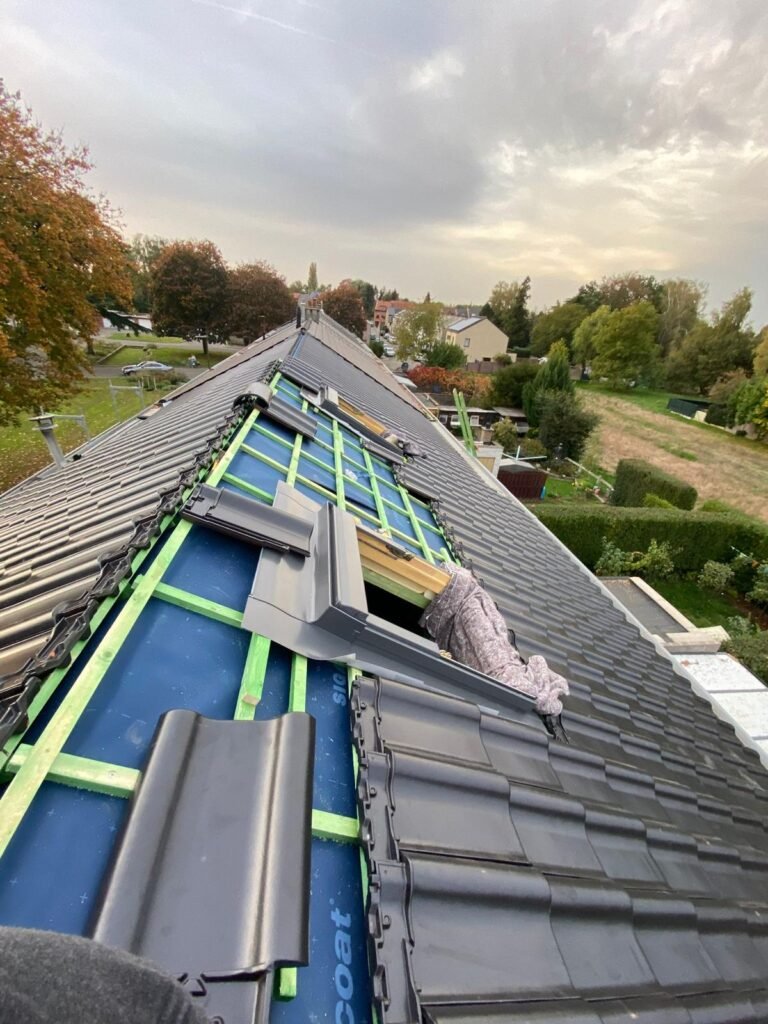 Dakdekker aan het werk op een dak in Den Haag